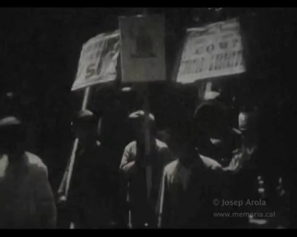Tall breu. Imatges d’una avioneta i d’un home amb una pancarta que demana el vot per l’Estatut en el referèndum que se celebrà el 2/8/1931