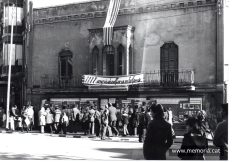 Any 1977: antiga Llibreria Vergé de Manresa, que durant el Congrés de Cultura Catalana es va fer servir per distribuir materials de la campanya “el català al carrer”. (Fotografia: Carles Guixé. Arxiu d’Òmnium Bages-Moianès)