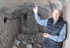 Jaume Cots Soldevila a l’interior del refugi de la Renaixença